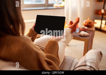 femme avec un tablet pc à la maison pour halloween Banque D'Images