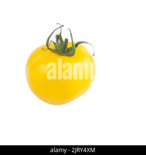 Une tomate jaune biologique fraîche découpée sur un fond blanc. Banque D'Images