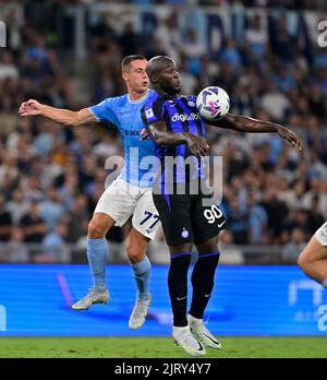 Rome, Italie. 26th août 2022. Le Romelu Lukaku (R) d'Inter vie avec Adam Marusic du Latium lors de leur match de football Serie A à Rome, en Italie, le 26 août 2022. Credit: Augusto Casasoli/Xinhua/Alamy Live News Banque D'Images