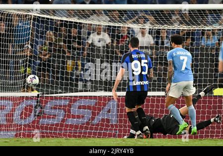 Rome, Italie. 26th août 2022. Felipe Anderson (R) du Latium marque son but lors d'une série Un match de football entre Lazio et FC Inter à Rome, Italie, le 26 août 2022. Credit: Augusto Casasoli/Xinhua/Alamy Live News Banque D'Images