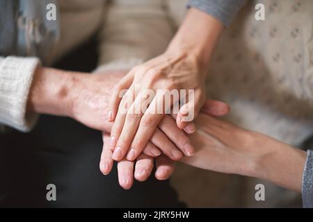 Femme âgée tenant les mains avec sa fille Banque D'Images