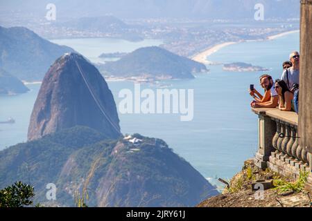 Touristes visitant le Christ Rédempteur avec la montagne de Sugarloaf à Rio de Janeiro, Brésil - 24 juillet 2019 : touristes visitant la statue du Redee Banque D'Images