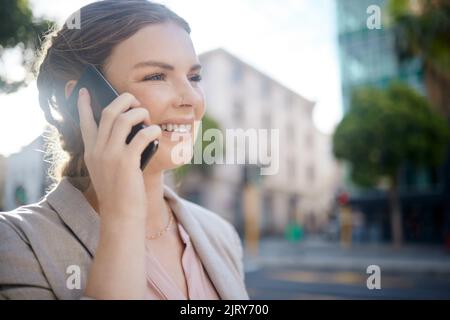 Marketing, motivation et vision avec appel téléphonique par une femme parlant pendant que dehors dans la ville, heureux et excité. Jeune entrepreneur obtenant de bonnes nouvelles de Banque D'Images
