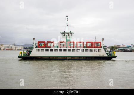 Traversée en ferry entre Itajaí et Navegantes à Santa Catarina - 07 mai 2019: Ferry qui fait le croisement de voitures et de passagers entre Itajaí et Banque D'Images