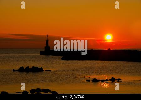 Paysage frais sur paysage i suède. Coucher de soleil et océan. Beau paysage sur la belle ville de suède Banque D'Images