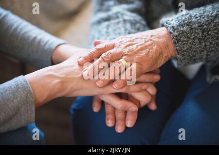 Femme âgée tenant les mains avec sa fille Banque D'Images