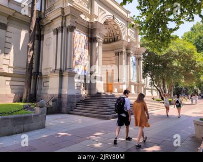 Tbilissi, Géorgie - 07 23 2022: Couple de jeunes touristes marchant devant le bâtiment de la galerie nationale géorgienne sur l'avenue Shota Rustaveli en été chaud Banque D'Images