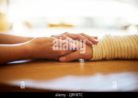 Soutenir un ami dans le besoin. Gros plan de deux personnes tenant les mains confortablement. Banque D'Images
