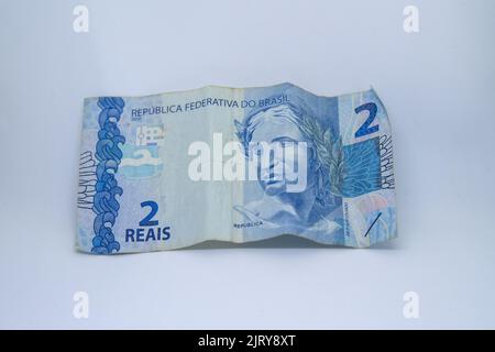 Deux billets de banque reais (monnaie brésilienne) sur fond blanc à Rio de Janeiro Banque D'Images