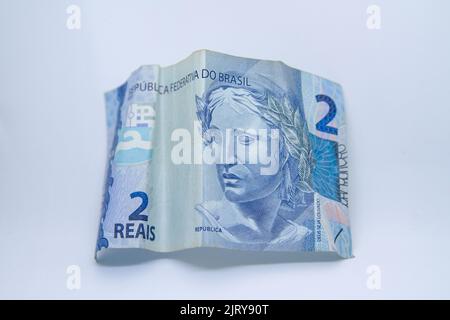 Deux billets de banque reais (monnaie brésilienne) sur fond blanc à Rio de Janeiro Banque D'Images