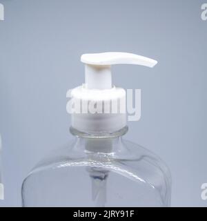 Pot transparent d'alcool gel avec couvercle blanc sur fond blanc au Brésil Banque D'Images