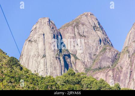 Vue sur les trois sommets de la nouvelle friborg à rio de janeiro, Brésil. Banque D'Images