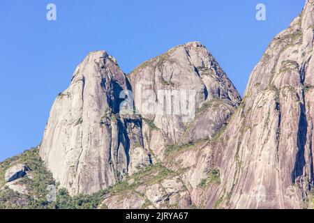 Vue sur les trois sommets de la nouvelle friborg à rio de janeiro, Brésil. Banque D'Images