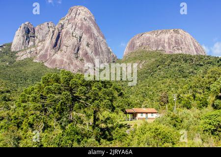 Vue sur les trois sommets de la nouvelle friborg à rio de janeiro, Brésil. Banque D'Images