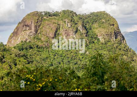 Vue sur les trois sommets de la nouvelle friborg à rio de janeiro, Brésil. Banque D'Images