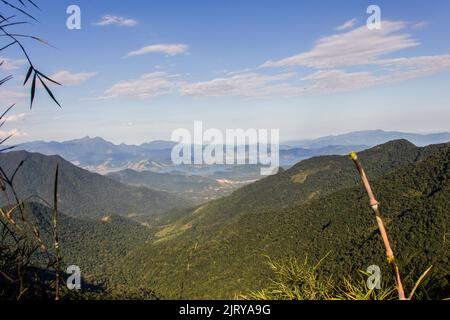 Angra dos Reis vu du sommet de la Serra do Mar guetteur dans la serra da bocaina à sao paulo Brésil. Banque D'Images