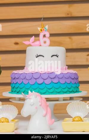 gâteau d'anniversaire avec thème unicorn, thème largement utilisé au brésil. Banque D'Images