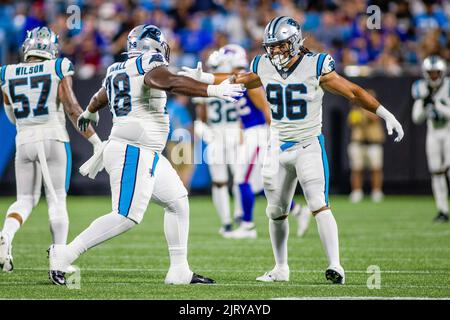 Charlotte, États-Unis. 26th août 2022. 26 août 2022: Carolina Panthers Stadéfensive Tackle Marquan McCall (78) célèbre son troisième sac de quart avec la défensive fin Austin Larkin (96) dans le match de la NFL au stade de la Banque d'Amérique à Charlotte, NC. (Scott Kinser/Cal Sport Media) crédit : CAL Sport Media/Alay Live News Banque D'Images