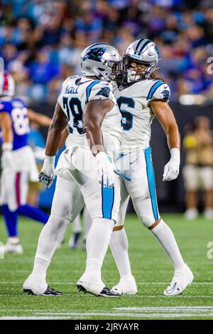 Charlotte, États-Unis. 26th août 2022. 26 août 2022: Carolina Panthers Stadéfensive Tackle Marquan McCall (78) célèbre son troisième sac de quart avec la défensive fin Austin Larkin (96) dans le match de la NFL au stade de la Banque d'Amérique à Charlotte, NC. (Scott Kinser/Cal Sport Media) crédit : CAL Sport Media/Alay Live News Banque D'Images