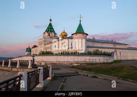 Début août matin aux murs du monastère Ipatievsky de la Sainte Trinité. Kostroma, anneau d'or de Russie Banque D'Images