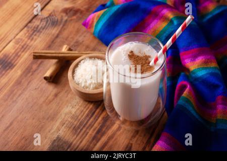 Agua de Horchata. Aussi connu sous le nom de horchata de arroz, il est l'une des eaux fraîches traditionnelles au Mexique, il est fait avec du riz et de la cannelle. Banque D'Images