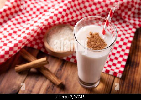 Agua de Horchata. Aussi connu sous le nom de horchata de arroz, il est l'une des eaux fraîches traditionnelles au Mexique, il est fait avec du riz et de la cannelle. Banque D'Images