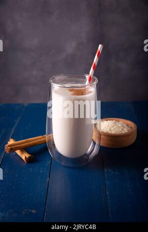 Agua de Horchata. Aussi connu sous le nom de horchata de arroz, il est l'une des eaux fraîches traditionnelles au Mexique, il est fait avec du riz et de la cannelle. Banque D'Images