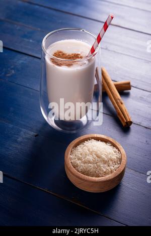 Agua de Horchata. Aussi connu sous le nom de horchata de arroz, il est l'une des eaux fraîches traditionnelles au Mexique, il est fait avec du riz et de la cannelle. Banque D'Images