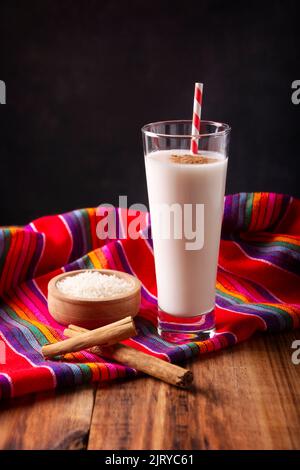 Agua de Horchata. Aussi connu sous le nom de horchata de arroz, il est l'une des eaux fraîches traditionnelles au Mexique, il est fait avec du riz et de la cannelle. Banque D'Images