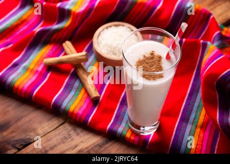 Agua de Horchata. Aussi connu sous le nom de horchata de arroz, il est l'une des eaux fraîches traditionnelles au Mexique, il est fait avec du riz et de la cannelle. Banque D'Images