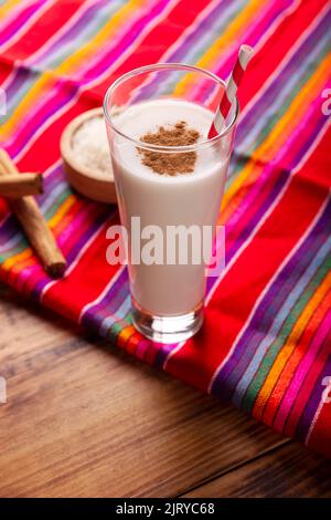 Agua de Horchata. Aussi connu sous le nom de horchata de arroz, il est l'une des eaux fraîches traditionnelles au Mexique, il est fait avec du riz et de la cannelle. Banque D'Images