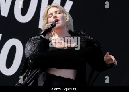 La chanteuse anglaise Rebecca Lucy Taylor, connue professionnellement par son nom de scène, Self Esteem, se produit sur scène au Victorious Festival Southsea. Rebecca Lucy Taylor (née le 15 octobre 1986), connue professionnellement par son nom de scène, Self Esteem, est une chanteuse-compositrice anglaise et 2021 attitude Awards et gagnante de BBC Introducing. L'inspiration pour son nom de scène vient de l'évolution de la confiance de Taylor depuis son début 20s. Taylor était auparavant membre du duo folklorique Slow Club, formé à Sheffield en 2006. (Photo par Dawn Fletcher-Park/SOPA Images/Sipa USA) Banque D'Images