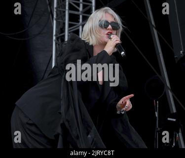 La chanteuse anglaise Rebecca Lucy Taylor, connue professionnellement par son nom de scène, Self Esteem, se produit sur scène au Victorious Festival Southsea. Rebecca Lucy Taylor (née le 15 octobre 1986), connue professionnellement par son nom de scène, Self Esteem, est une chanteuse-compositrice anglaise et 2021 attitude Awards et gagnante de BBC Introducing. L'inspiration pour son nom de scène vient de l'évolution de la confiance de Taylor depuis son début 20s. Taylor était auparavant membre du duo folklorique Slow Club, formé à Sheffield en 2006. (Photo par Dawn Fletcher-Park/SOPA Images/Sipa USA) Banque D'Images