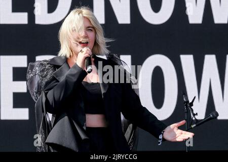 La chanteuse anglaise Rebecca Lucy Taylor, connue professionnellement par son nom de scène, Self Esteem, se produit sur scène au Victorious Festival Southsea. Rebecca Lucy Taylor (née le 15 octobre 1986), connue professionnellement par son nom de scène, Self Esteem, est une chanteuse-compositrice anglaise et 2021 attitude Awards et gagnante de BBC Introducing. L'inspiration pour son nom de scène vient de l'évolution de la confiance de Taylor depuis son début 20s. Taylor était auparavant membre du duo folklorique Slow Club, formé à Sheffield en 2006. (Photo par Dawn Fletcher-Park/SOPA Images/Sipa USA) Banque D'Images