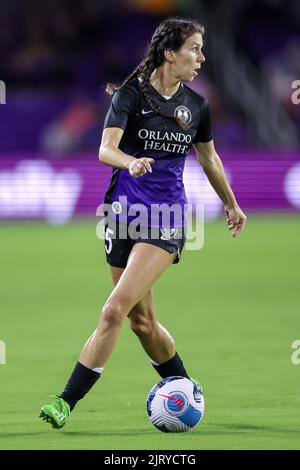 Orlando, États-Unis. 26th août 2022. 26 août 2022: ERIKA TYMRAK (15), milieu de terrain de la fierté d'Orlando, met en place une pièce lors du match de football de la NWSL Orlando Pride vs OL Reign au stade Explora d'Orlando, FL on 26 août 2022. Crédit : ZUMA Press, Inc./Alay Live News Banque D'Images