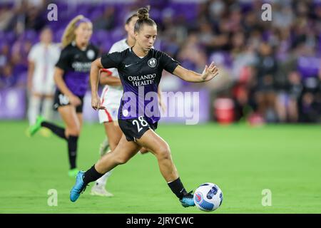 Orlando, États-Unis. 26th août 2022. 26 août 2022 : MEGGIE DOUGHERTY HOWARD, milieu de terrain de la fierté d'Orlando (28), pilote le ballon lors du match de football de la NWSL Orlando Pride vs OL Reign au stade Explora d'Orlando, FL on 26 août 2022. Crédit : ZUMA Press, Inc./Alay Live News Banque D'Images
