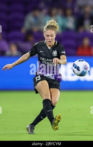 Orlando, États-Unis. 26th août 2022. 26 août 2022: La défenseuse de la fierté d'Orlando CELIA JIMÃ‰NEZ DELGADO (13) conduit le ballon pendant le match de football de la fierté d'Orlando contre OL Reign de la NWSL au stade Explora à Orlando, FL sur 26 août 2022. Crédit : ZUMA Press, Inc./Alay Live News Banque D'Images