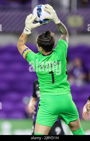 Orlando, États-Unis. 26th août 2022. 26 août 2022 : ERIN MCLEOD, gardien de but de la fierté d'Orlando (1), fait une économie de saut lors du match de football de la fierté d'Orlando contre le règne de l'OL au stade Exploria à Orlando, FL sur 26 août 2022. Crédit : ZUMA Press, Inc./Alay Live News Banque D'Images