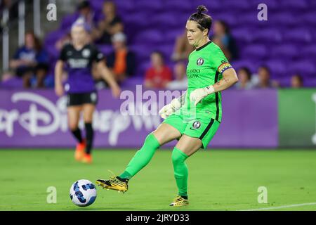 Orlando, États-Unis. 26th août 2022. 26 août 2022 : ERIN MCLEOD, gardien de but de la fierté d'Orlando (1), passe le ballon lors du match de football de la NWSL Orlando Pride vs OL Reign au stade Exploria d'Orlando, FL on 26 août 2022. Crédit : ZUMA Press, Inc./Alay Live News Banque D'Images