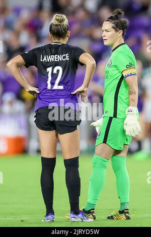 Orlando, États-Unis. 26th août 2022. 26 août 2022 : ERIN MCLEOD, gardien de but de la fierté d'Orlando (1), et CARRIE LAWRENCE, défenseuse de la fierté d'Orlando (12), discutent lors du match de soccer fierté d'Orlando contre OL Reign de la NWSL au stade Exploria d'Orlando, FL on 26 août 2022. Crédit : ZUMA Press, Inc./Alay Live News Banque D'Images
