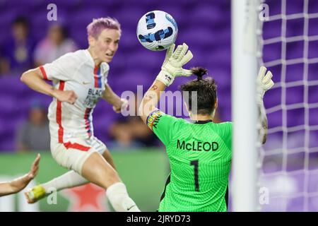 Orlando, États-Unis. 26th août 2022. 26 août 2022: ERIN MCLEOD, gardien de but de la fierté d'Orlando (1), manque un pâté de maisons pendant le match de football de la fierté d'Orlando contre OL Reign de la NWSL au stade Exploria à Orlando, FL sur 26 août 2022. Crédit : ZUMA Press, Inc./Alay Live News Banque D'Images