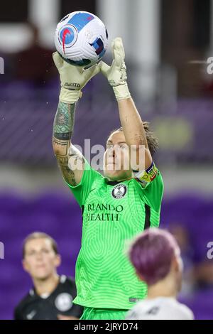 Orlando, États-Unis. 26th août 2022. 26 août 2022 : ERIN MCLEOD, gardien de but de la fierté d'Orlando (1), fait une économie de saut lors du match de football de la fierté d'Orlando contre le règne de l'OL au stade Exploria à Orlando, FL sur 26 août 2022. Crédit : ZUMA Press, Inc./Alay Live News Banque D'Images