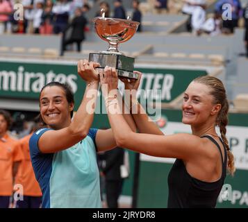 Roland Garros 2022 femmes doubles champions Caroline Garcia (L) et Kristina Mladenovic de France pendant la présentation du trophée Banque D'Images
