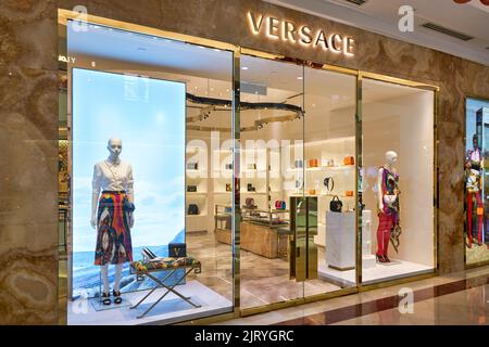 KUALA LUMPUR, MALAISIE - VERS JANVIER 2020 : vitrine Versace dans le centre commercial Suria KLCC de Kuala Lumpur. Banque D'Images