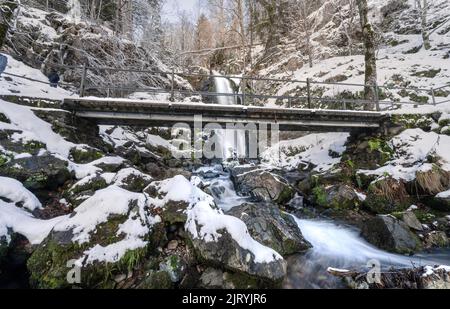 Pont en face de la cascade en paysage d'hiver, chute d'eau de Todtnau, Forêt-Noire, Allemagne Banque D'Images