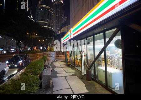 KUALA LUMPUR, MALAISIE - VERS JANVIER 2020 : extérieur du magasin 7-Eleven à Kuala Lumpur. Banque D'Images