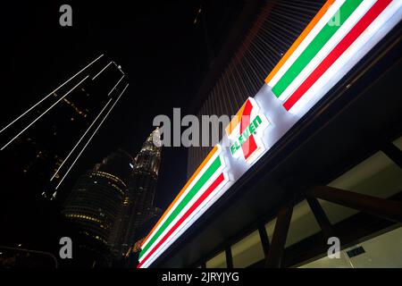 KUALA LUMPUR, MALAISIE - VERS JANVIER 2020: 7-Eleven signe vu à Kuala Lumpur la nuit. Banque D'Images