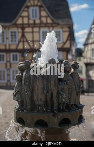Fontaine sur la place du marché à Linz am Rhein, Rhénanie-Palatinat, Allemagne Banque D'Images