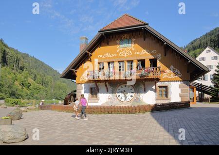 Maison traditionnelle de la Forêt-Noire avec jeu d'horloge dans le Hoellental, Hofgut Sternen à Breitnau, Forêt-Noire du Sud, Forêt-Noire Banque D'Images