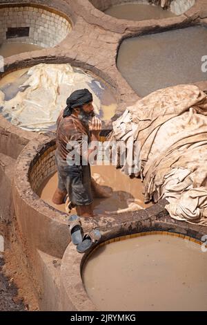 Ouvriers teinture cuir, bassin avec teinture, teintures, tannerie Chouara, quartier tanneurs et teliers, Fes el Bali, Fès, Royaume du Maroc Banque D'Images